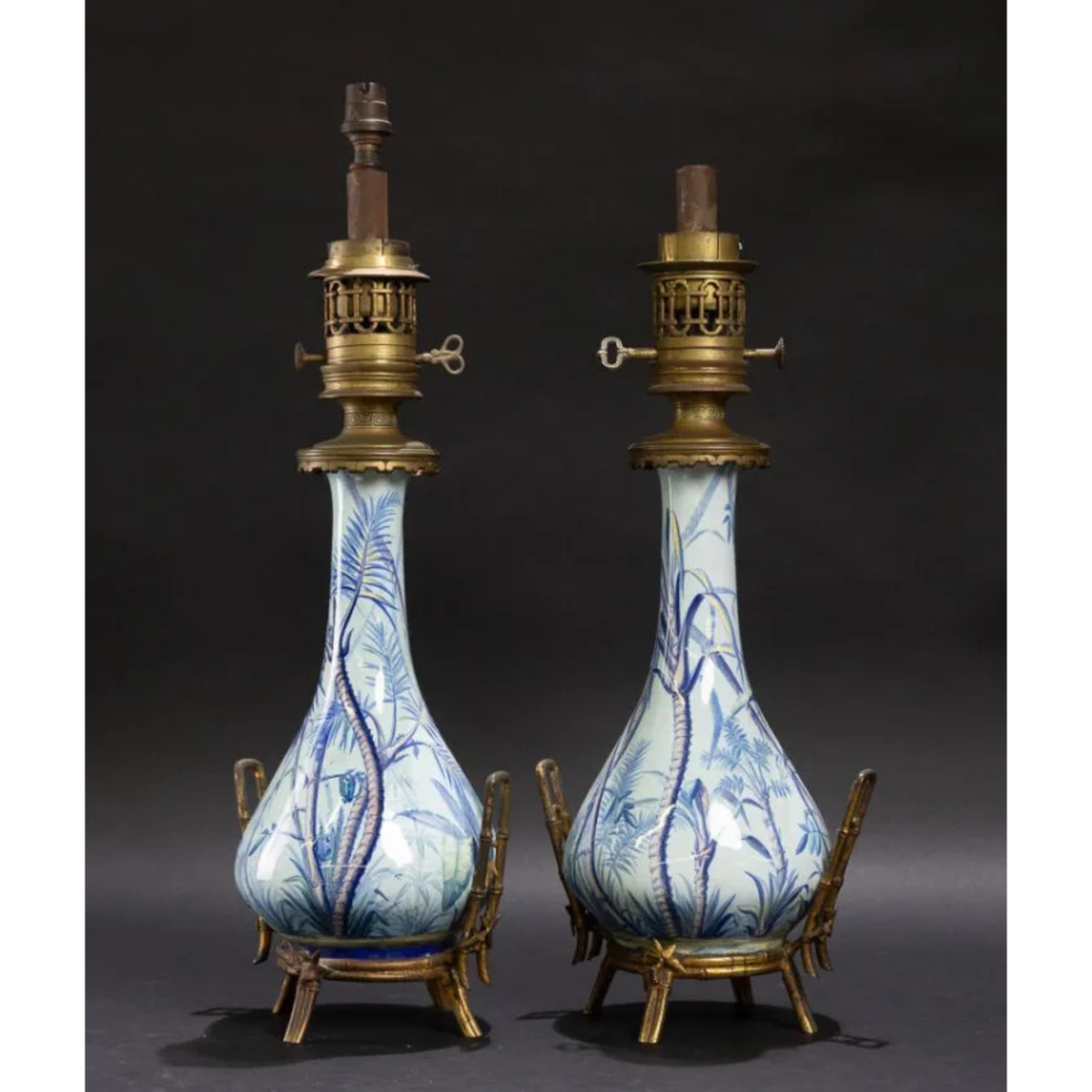 Paire de lampes en faïence émaillée d'Auguste Jean, bleu-vert, monture en bronze doré évoquant des bambous, inspiration extrême-orientale
