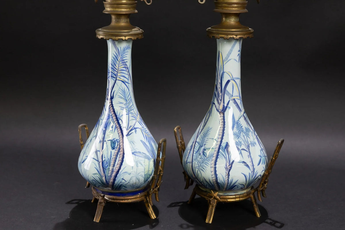 Paire de lampes en faïence émaillée d'Auguste Jean, bleu-vert, monture en bronze doré évoquant des bambous, inspiration extrême-orientale, vue de près