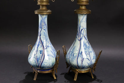 Paire de lampes en faïence émaillée d'Auguste Jean, bleu-vert, monture en bronze doré évoquant des bambous, inspiration extrême-orientale, vue de près