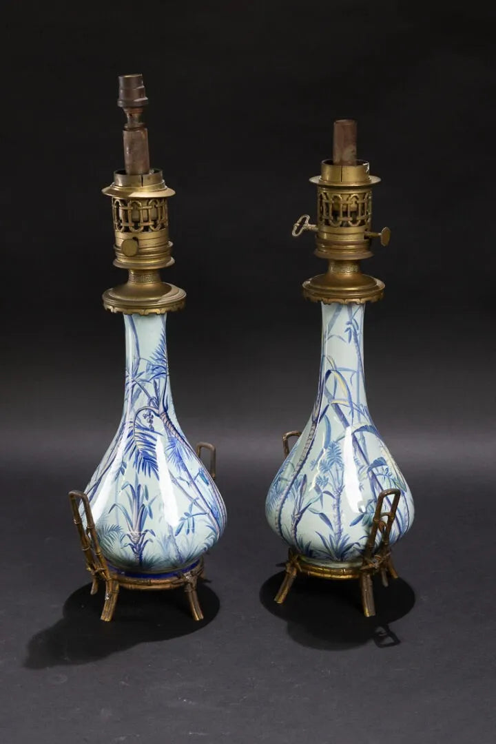 Paire de lampes en faïence émaillée d'Auguste Jean, bleu-vert, monture en bronze doré évoquant des bambous, inspiration extrême-orientale, autre vue bis