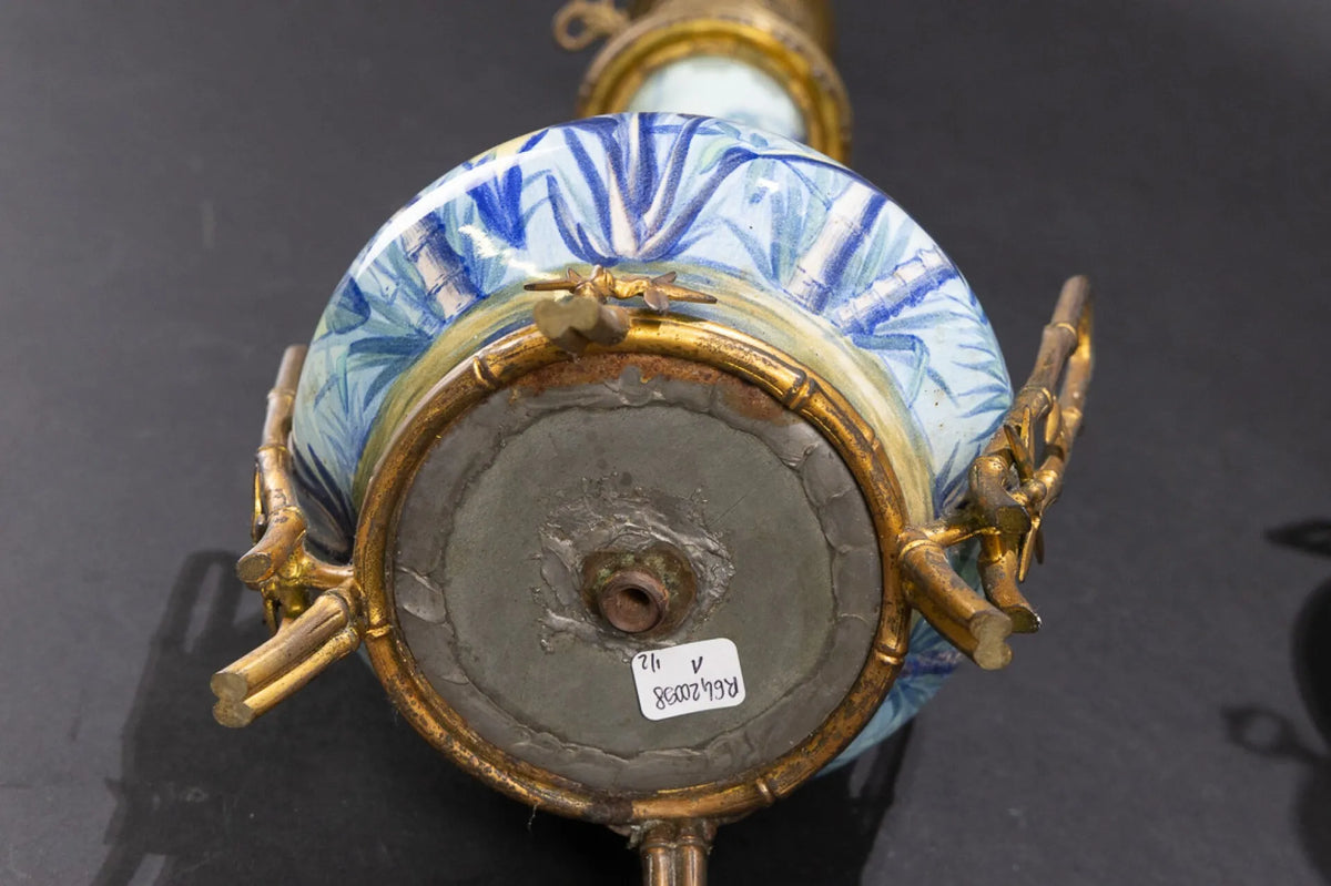Paire de lampes en faïence émaillée d'Auguste Jean, bleu-vert, monture en bronze doré évoquant des bambous, inspiration extrême-orientale, vue de dessous