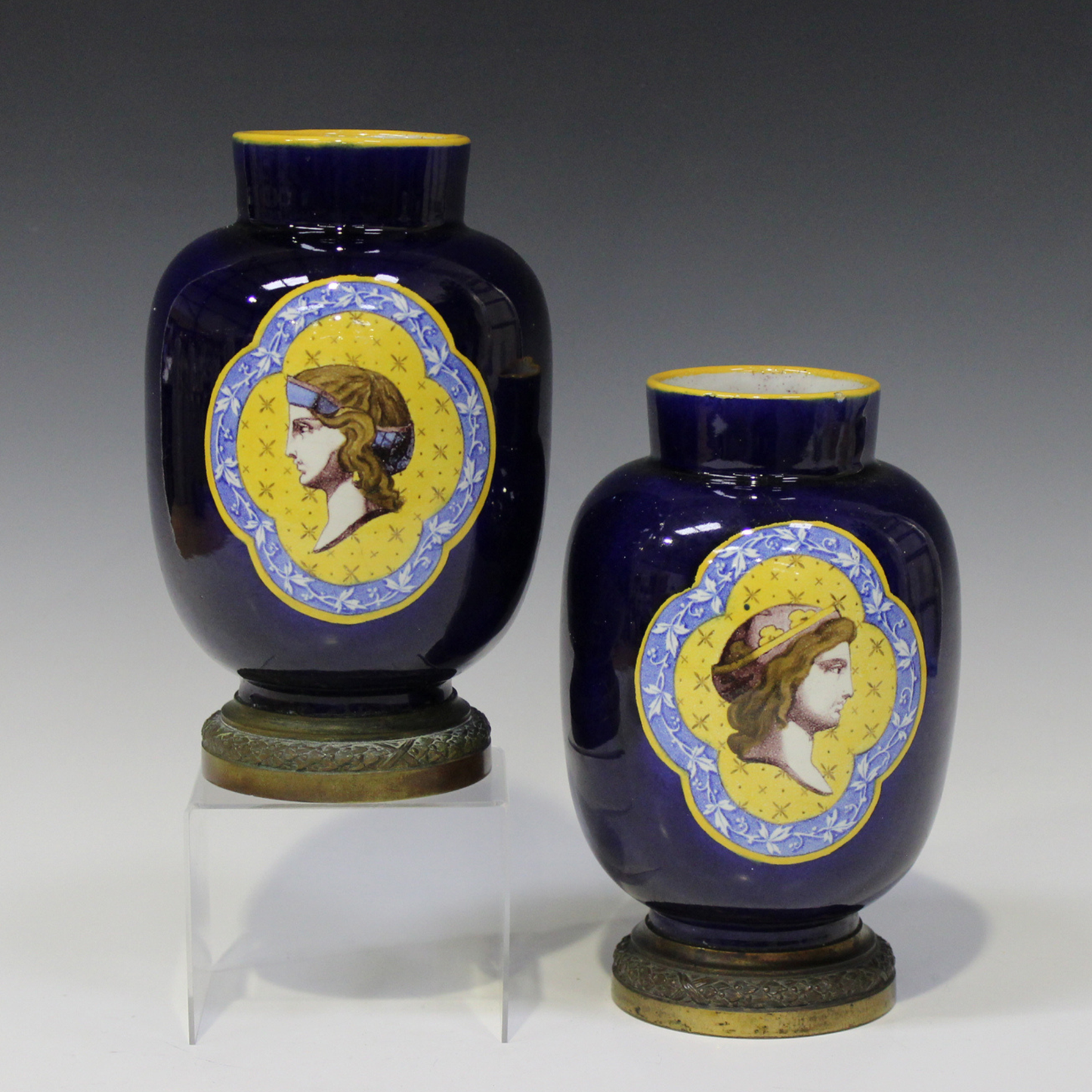 PAIRE DE VASES