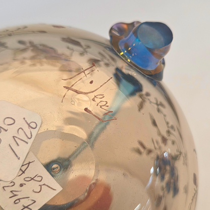 Vase tripode, d'Auguste Jean, verre émaillé polychrome, décor japonisant, verre fumé brun et bleu, métallisé, pieds meulés, fleurettes, rehauts dorés, furoshiki, collection philippe Olland, autre vue dessous signature