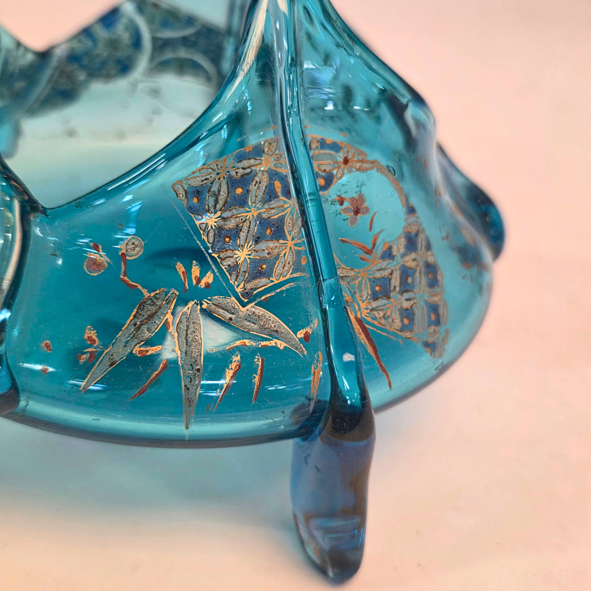 Corbeille vase d'Auguste Jean, verre bleu émaillé polychrome, décor japonisant, trois anses, tripode, collection Philippe Olland, vue détail