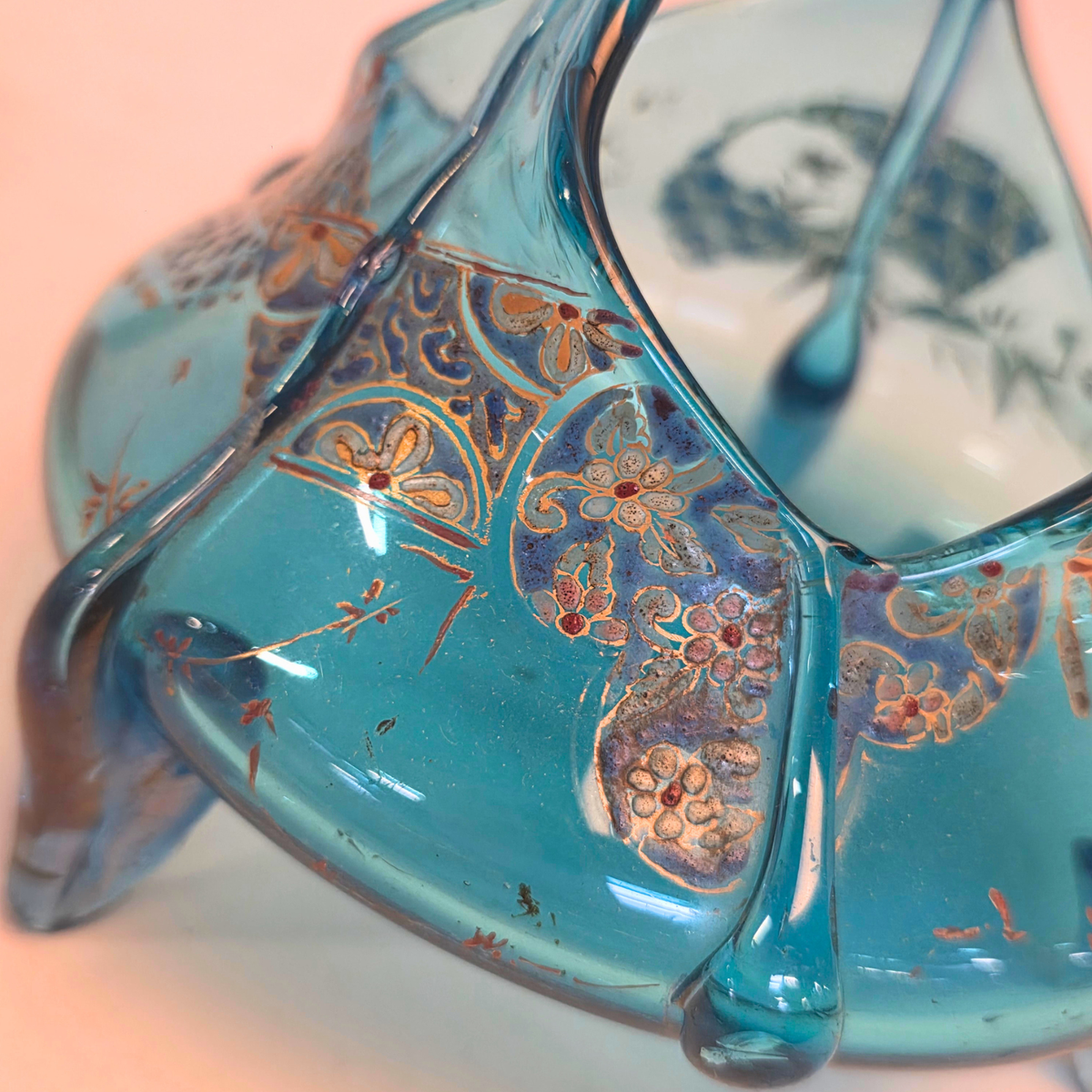 Corbeille vase d'Auguste Jean, verre bleu émaillé polychrome, décor japonisant, trois anses, tripode, collection Philippe Olland, vue autre détail